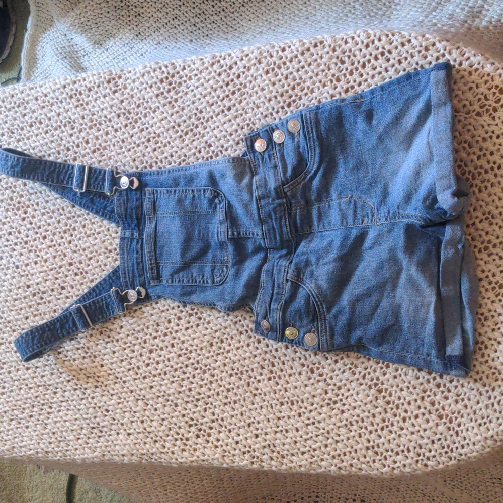 Divided denim high waisted overalls with front and back pockets